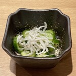 金山おでん 串揚げ でーもん - お通し 胡瓜のシラス添え