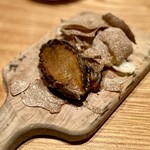 やまぐち - ❻エゾアワビ、とうもろこしのリゾット ～山盛りのサマートリュフでなかが見えないくらい。中から出てきたのは丸々としたプリプリのエゾアワビととうもろこしのリゾット。エゾアワビの火入れが絶妙すぎる。