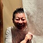 216955984 - お茶目な山口シェフ。お客様をお見送りされるが、「こういう出かたが良いかな？」（笑）