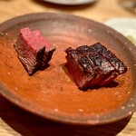 やまぐち - ❼牛フィレ肉の炭火焼き ～厨房でゆっくり２時間ほど炭焼きされた牛フィレ肉。食欲をそそる色鮮やかで美しい仕上がり。牛フィレ肉のボリュームも丁度良く、小ぶりな切り分け方も優しい心遣い。塩と山葵にソースで。