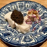 やまぐち - ❸クエにたっぷりキャビアと白和え ～ぷりっぷりの五島産のクエに梨と胡桃を和えた白和え。うえにはたっぷりのキャビアが旨味と塩味を加えるが、これくらいたっぷりの方が絶妙なクエの旨味にマッチして最高の逸品。