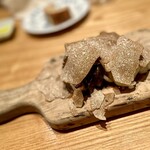 やまぐち - ❻エゾアワビ、とうもろこしのリゾット ～山盛りのサマートリュフでなかが見えないくらい。中から出てきたのは丸々としたプリプリのエゾアワビととうもろこしのリゾット。エゾアワビの火入れが絶妙すぎる。