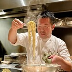 やまぐち - ❽渡り蟹と菊のパスタ ～渡り蟹を卵で絡め、菊花で仕上げたパスタ。黄色の色合いの中には香り立つ渡り蟹のエキスがたっぷりの濃厚なパスタで締めくくり。