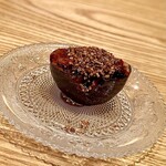 やまぐち - ❶黒無花果 ～唐津産黒無花果の果肉をくり抜き、無花果の果肉と白味噌とフォアグラクリームを和えたもの。うえのは蕎麦茶の実を散らして食感のアクセント。無花果は上品なイメージを持たせ白味噌の味わい。