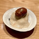 やまぐち - ❾栗のかき氷、パンナコッタ ～大きな栗がのったかき氷。爽やかな氷のうえにはとろっとろのほろ苦いパンナコッタの濃いソース。もはや口の中は栗ワールド。お代わりしたいがお腹も一杯。
