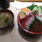 Sushi Tsubaki - 海鮮丼 1518円(土日ランチサービス) シャリ大盛無料