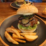 パントリー コヨーテ - 7月のマンスリーバーガー（茄子と肉味噌のバーガー）