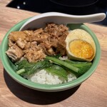 ビャンビャン麺 火鍋 成都 - 台湾ナンコツ飯ハーフ