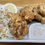 栄屋 - お店①番人気の鳥唐揚げ〜♪※税込380円