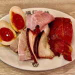 福籠叉焼 - 叉焼（チャーシュー）4種盛（800円） マキシマム濃い玉子（180円）