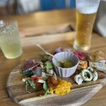 Dietro i tempi - 右奥のさつまいもチップスの下のパテが旨いのです