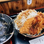 Tonkatsu Udagawa - 大盛りキャベツと分厚いトンカツ