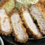 Tonkatsu Eichan - やごろう豚黒豚 厚切りロースカツの断面