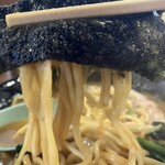 横浜ラーメン とんこつ家  - 海苔を巻いて麺を頂く