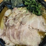 横浜ラーメン とんこつ家  - チャーシュー麺　麺大盛り