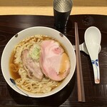 麺 みつヰ - 醤油ラーメン1050円の手もみ中太縮れ麺大盛＋150円