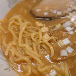 らぁめん 一福 - コシのあるツルツル麺も絶品。箸さえ滑らなければ・・・。