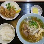 らーめん 松喜 - Ａセット（ラーメン，ライス，唐揚げ３個，漬物）　\850　