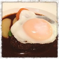びふてき洋食存じやす - 煮込みハンバーグ。
                ドミグラスソースの苦味も、卵の黄身のトロっとした感じも絶妙♪
                ハンバーグ自体はやや固め。