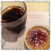 びふてき洋食存じやす - デザートのクレームブリュレとアイスコーヒー。
                表面はパリッと、中はトロッと♪