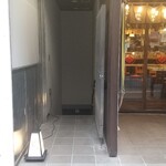 焼鳥 鐡 - 足元のおしゃれな灯りが目印