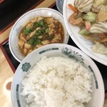 ぶんちゃんラーメン - 150円プラスで麻婆豆腐とご飯と漬物