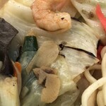 ぶんちゃんラーメン - キクラゲ、海老、ニンニク、キャベツ、にんじんと具沢山