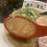 河童ラーメン本舗 - 背脂が浮いた豚骨スープ