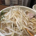 麺処 一笑 - らーめんに乗せたらまるで二郎系のようになってしまいました。