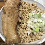 麺屋鈴春 - ”ブタジマ”鶏挽肉丼