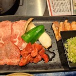 焼肉 蔵 - 料理写真:牛タンと三元豚
