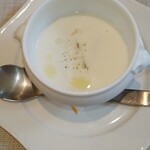 Louche - カリフラワーのスープ、トマトのジュレ