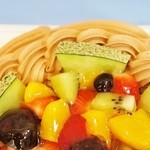 芳林堂 - 「特注・生ﾁｮｺﾚｰﾄﾃﾞｺﾚｰｼｮﾝｹｰｷ(果物大盛)5号」上側を撮影です（2013/10/6UP）