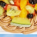 芳林堂 - 「特注・生ﾁｮｺﾚｰﾄﾃﾞｺﾚｰｼｮﾝｹｰｷ(果物大盛)5号」下側を撮影です（2013/10/6UP)