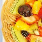 芳林堂 - 「特注・生ﾁｮｺﾚｰﾄﾃﾞｺﾚｰｼｮﾝｹｰｷ(果物大盛)5号」左側を撮影です（2013/10/6UP)