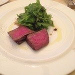 プロメッサ - 運ばれてきた瞬間にテンションがあがるお肉。普段お肉はがっつり食べたい派なので、物足りない？かと思いきや、素敵なお店の雰囲気とさっぱりしてるけどジューシーなお味に大満足でした。