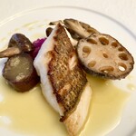 スープとカレー ボンジョルネ - ●ポワソン（魚のメイン）
      天然真鯛のポワレをうさぎの出汁とオリーブオイルのソースで
      紫キャベツのマリネ、キノコ、さつまいも、レンコン