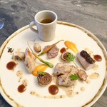 スープとカレー ボンジョルネ - ●ヴィアンド（肉のメイン）
      ラパン（うさぎ）のバリエ
      ・背肉のデュクセル
      ・もも肉マスタードクリーム煮
      ・前脚塩焼き
      ・ソーセージ
      ・コンソメ