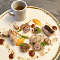 スープとカレー ボンジョルネ - ●ヴィアンド（肉のメイン）
                    ラパン（うさぎ）のバリエ
                    ・背肉のデュクセル
                    ・もも肉マスタードクリーム煮
                    ・前脚塩焼き
                    ・ソーセージ
                    ・コンソメ