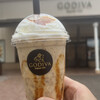 GODIVA - キャラメルシーをお店の前で