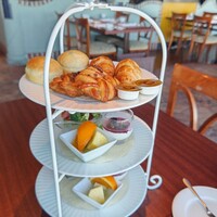 アーティスト カフェ - パン3種類にサラダ·フルーツ·ヨーグルト
