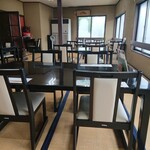 駿河屋 - 2階(奥の窓から新勝寺の境内が見えます)