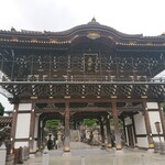 駿河屋 - すぐ横が新勝寺