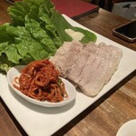 韓国家庭料理 はな - 茹で豚野菜包み