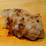 鮨 日進月歩 - 2023/8月中旬。平貝炙り。