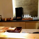 鮨 日進月歩 - 2023/8月中旬。カウンターからの店内。