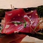 鮨 日進月歩 - 2023/8月中旬。鮪の手ごね鮨→海苔巻で手渡し。