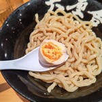 六厘舎 - トッピングの味玉@100