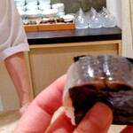 鮨 日進月歩 - 2023/8月中旬。小肌の昆布〆→海苔に巻いて手渡し。