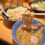 六厘舎 東京駅東京ラーメンストリート - 生七味つけめん麺リフト